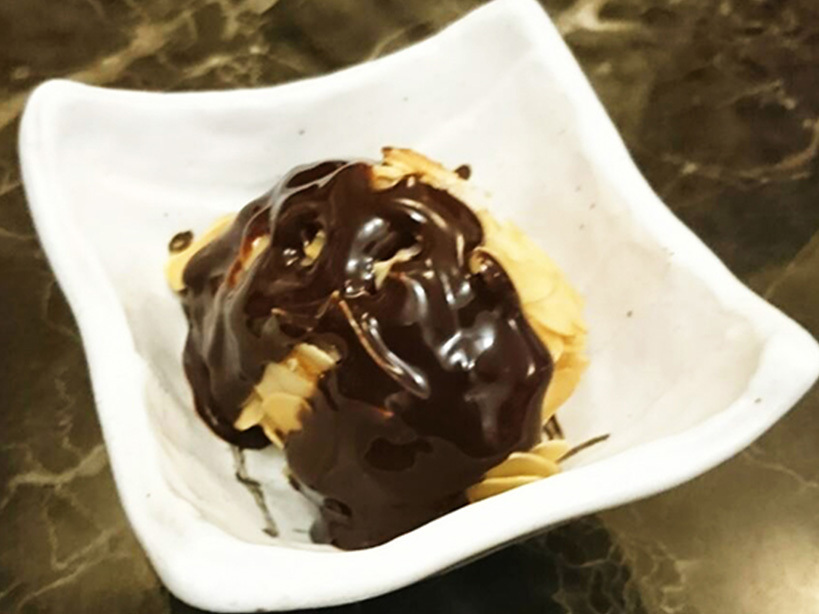 写真：アーモンド衣揚げチョコレートソース